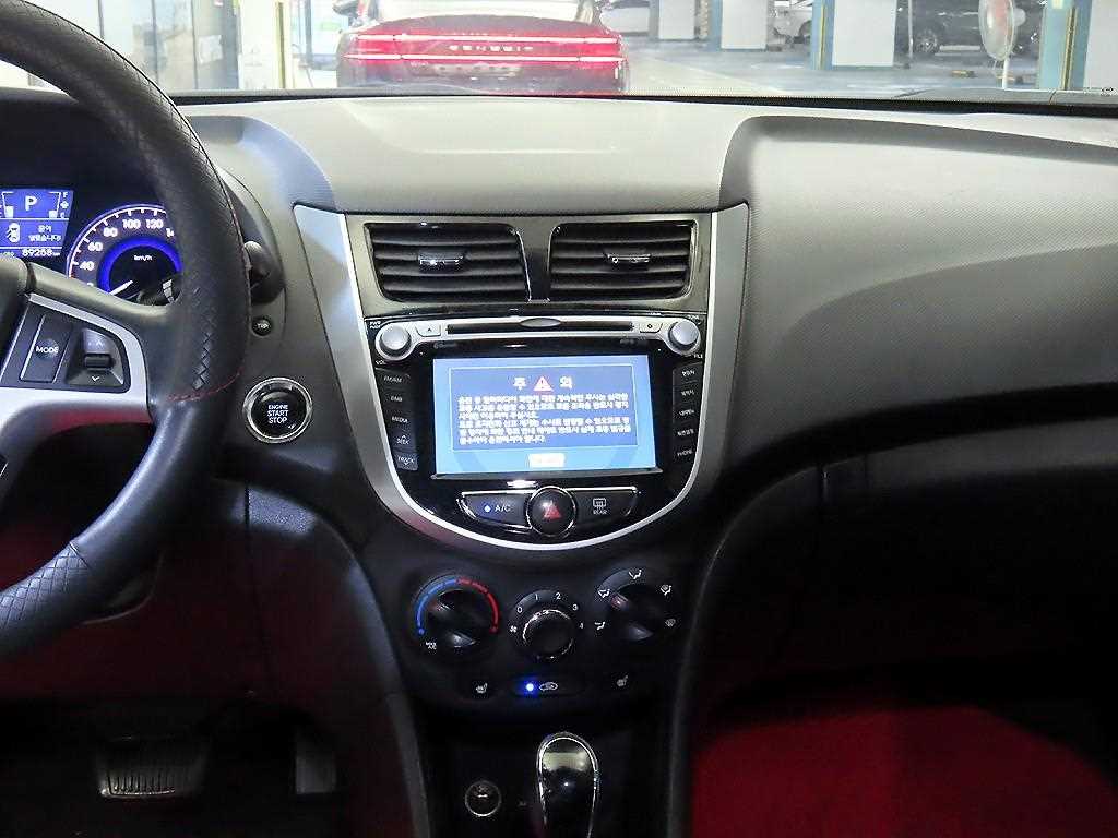 HYUNDAI Accent - Vista 11