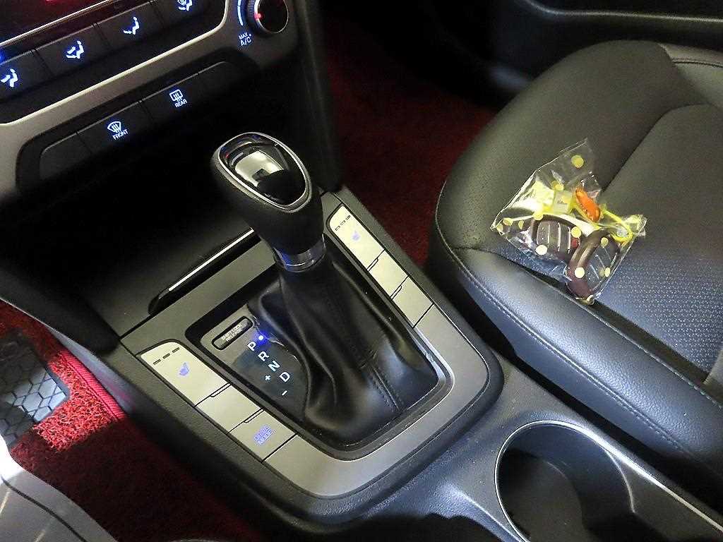 HYUNDAI Avante - Vista 12