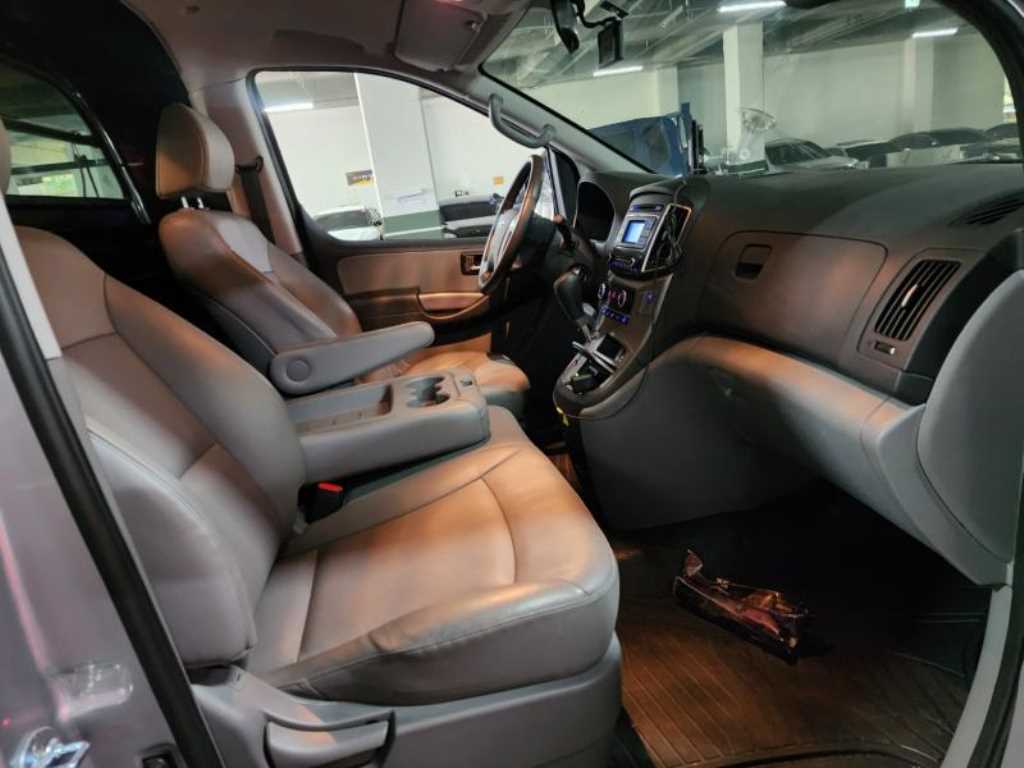HYUNDAI Starex - Vista 12