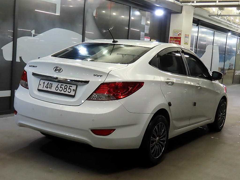 HYUNDAI Accent - Vista 4