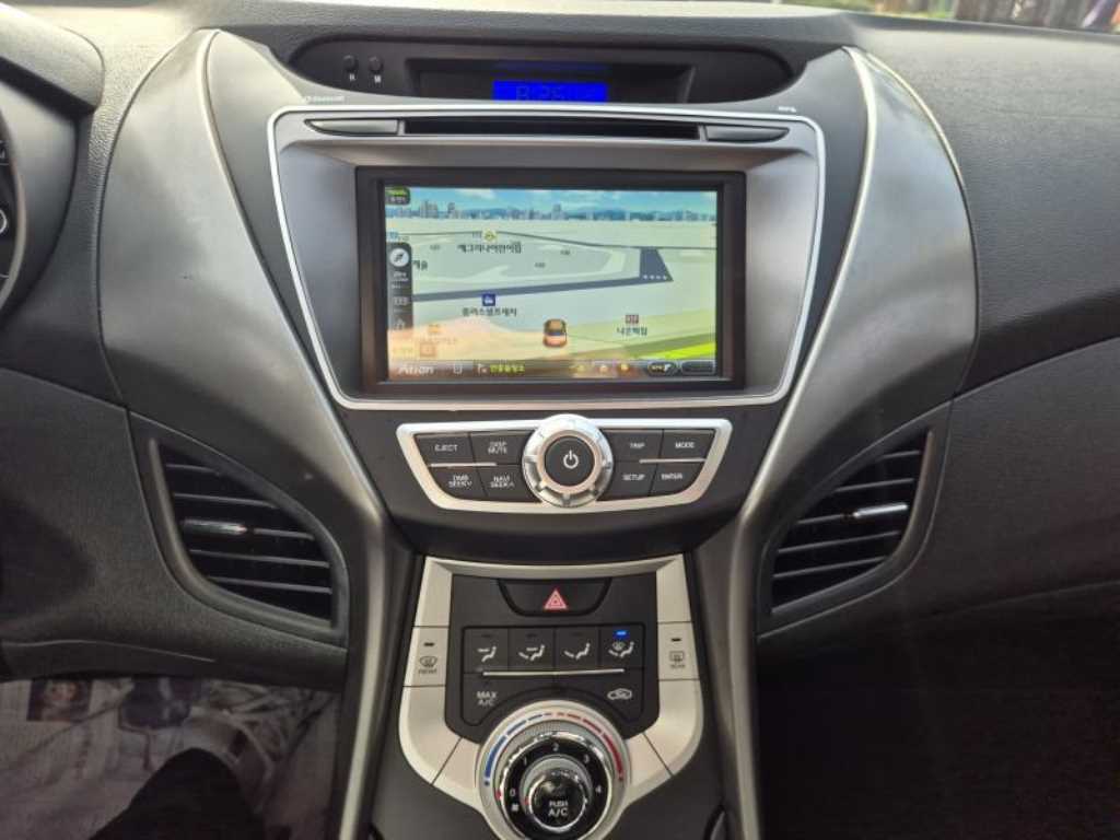 HYUNDAI Avante - Vista 9