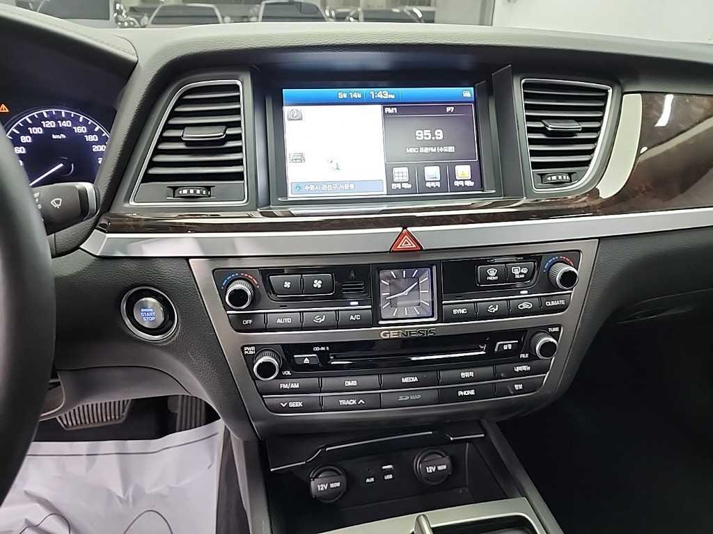 HYUNDAI Genesis - Vista 10