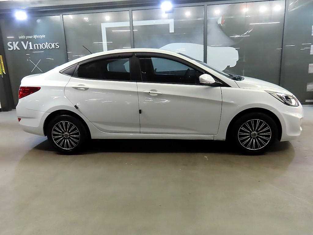 HYUNDAI Accent - Vista 3