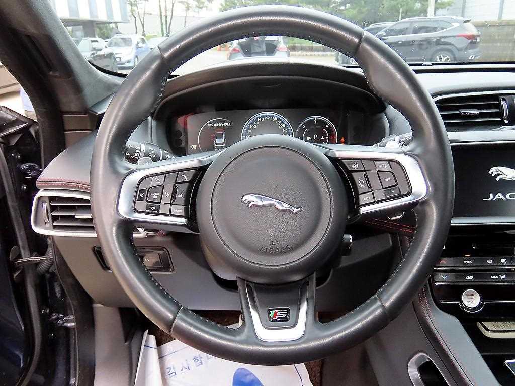Jaguar F-PACE - Vista 8
