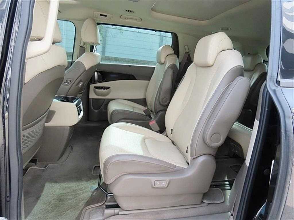 KIA Carnival - Vista 7