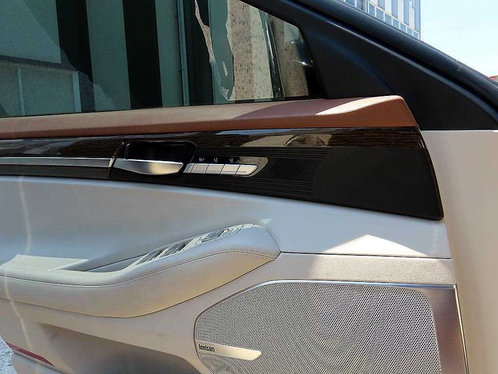 Genesis G90 - Vista 12