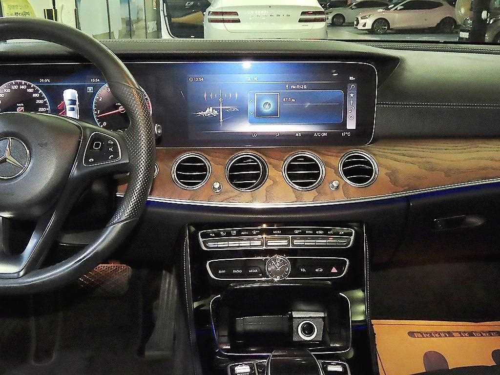 Mercedes Benz E class - Vista 11