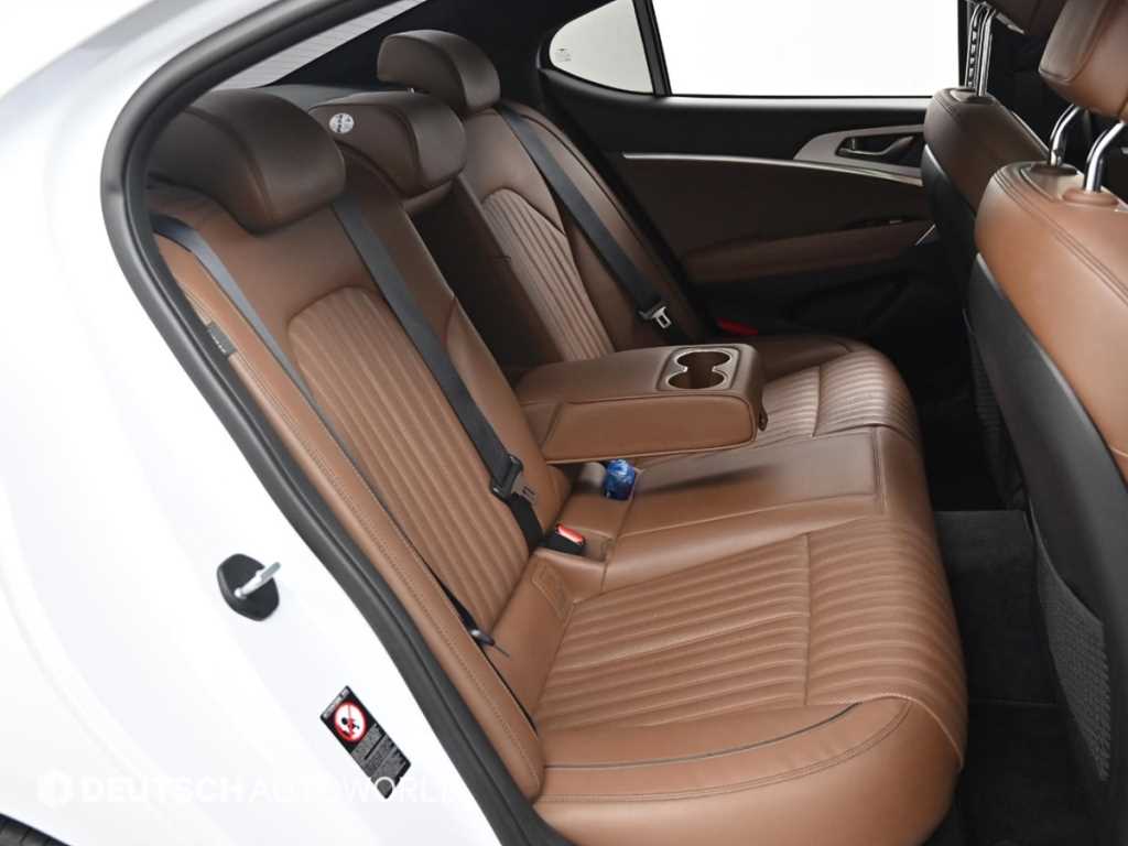 Genesis G70 - Vista 12