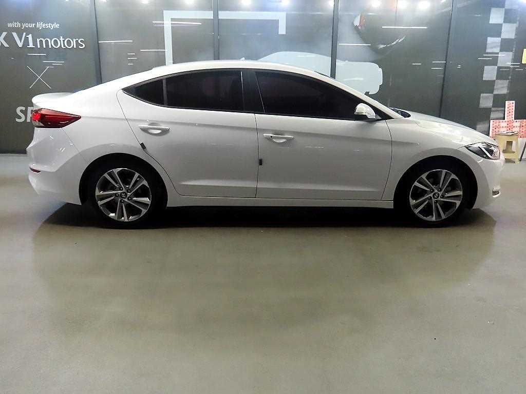 HYUNDAI Avante - Vista 3