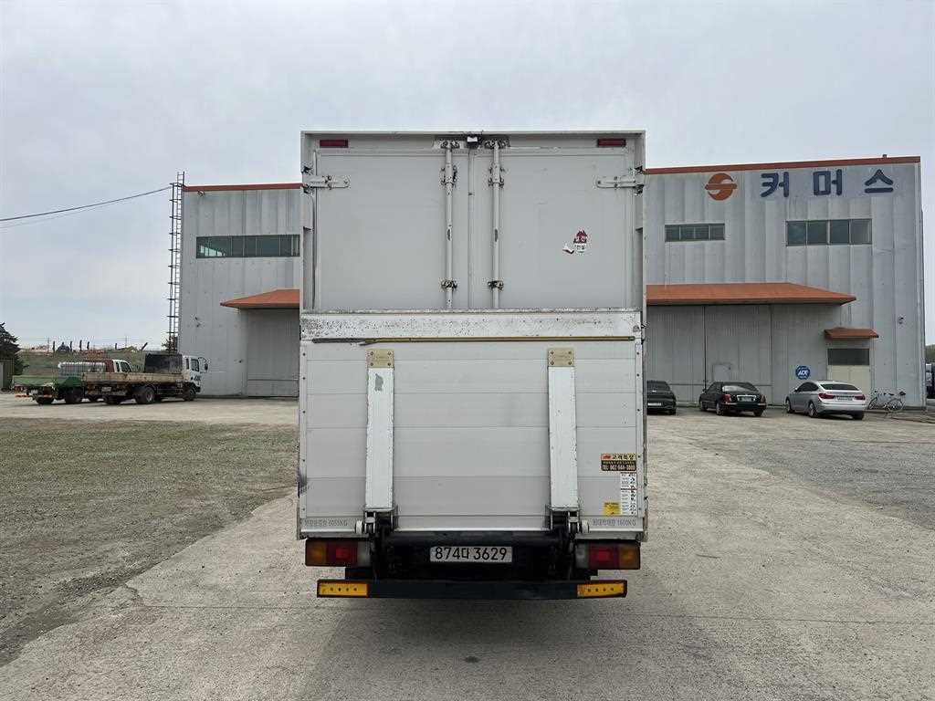 medium and large cargo truck - Vista 6