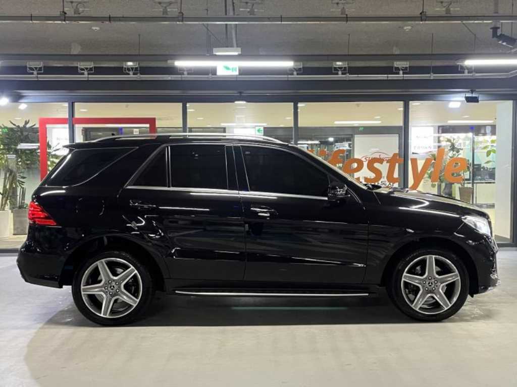 Mercedes Benz GLE Class - Vista 3