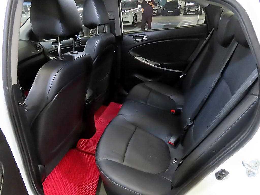 HYUNDAI Accent - Vista 7