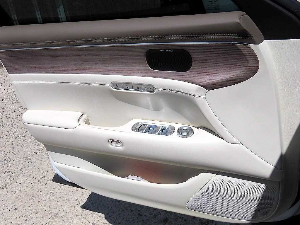 Genesis G90 - Vista 12