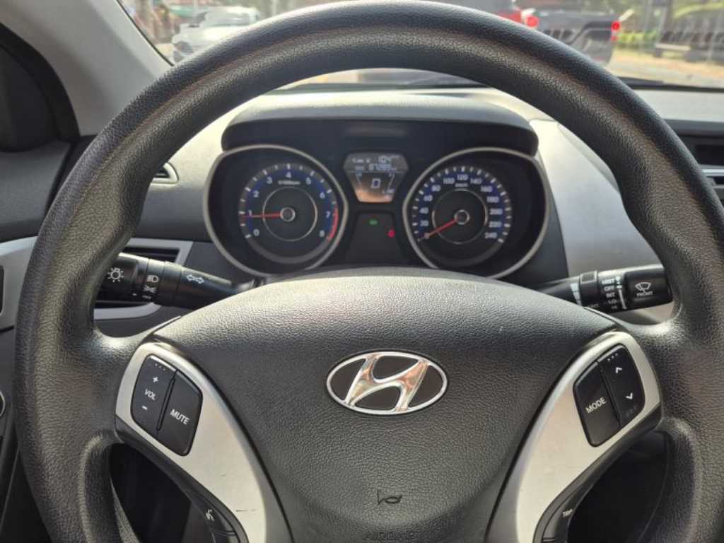 HYUNDAI Avante - Vista 11