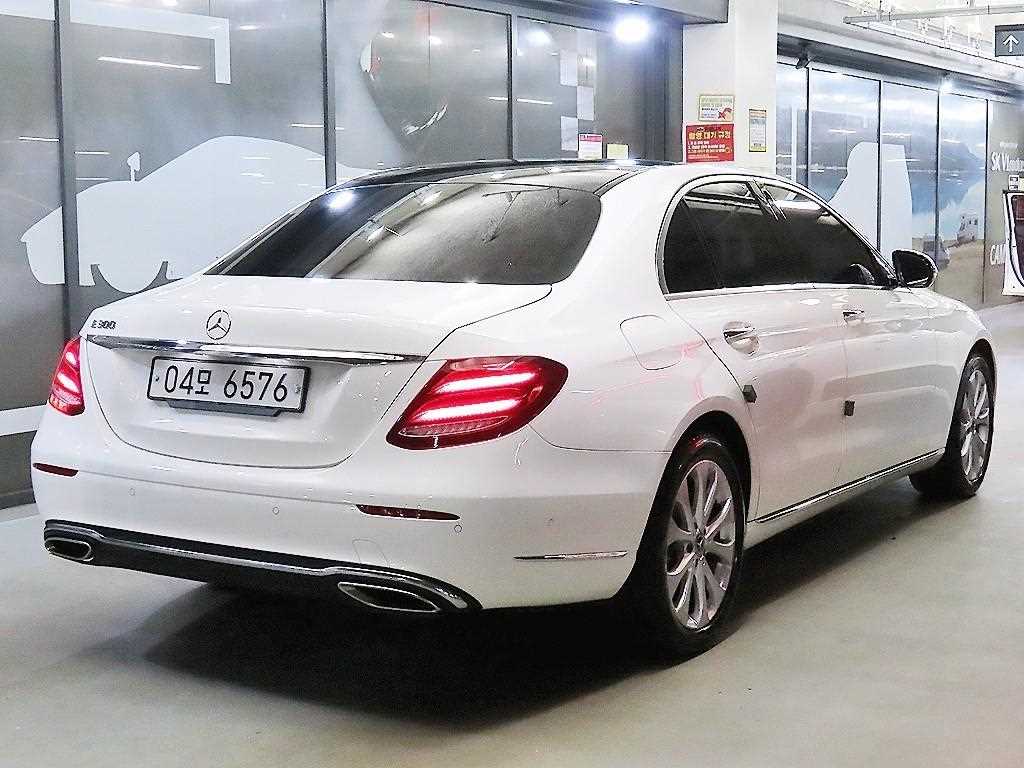 Mercedes Benz E class - Vista 4