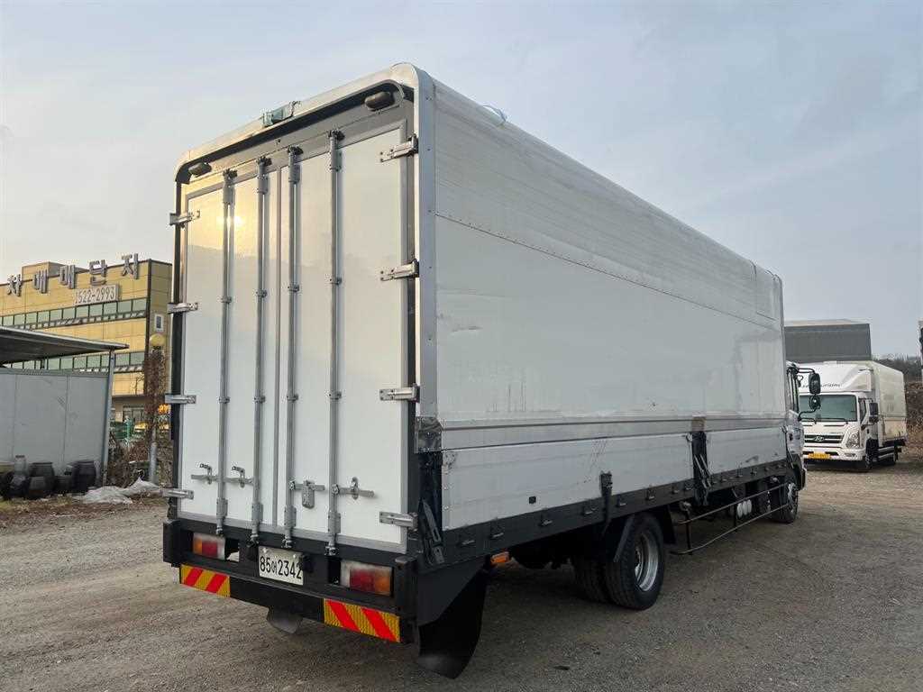 medium and large cargo truck - Vista 6