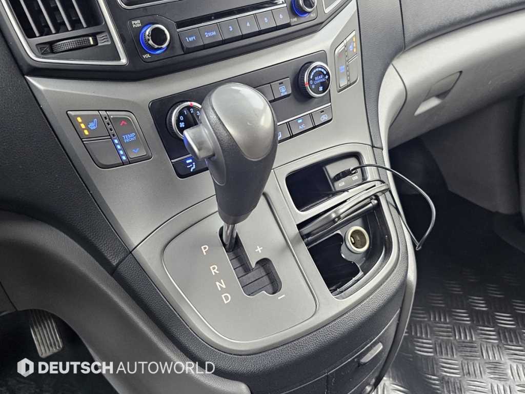 HYUNDAI Starex - Vista 10