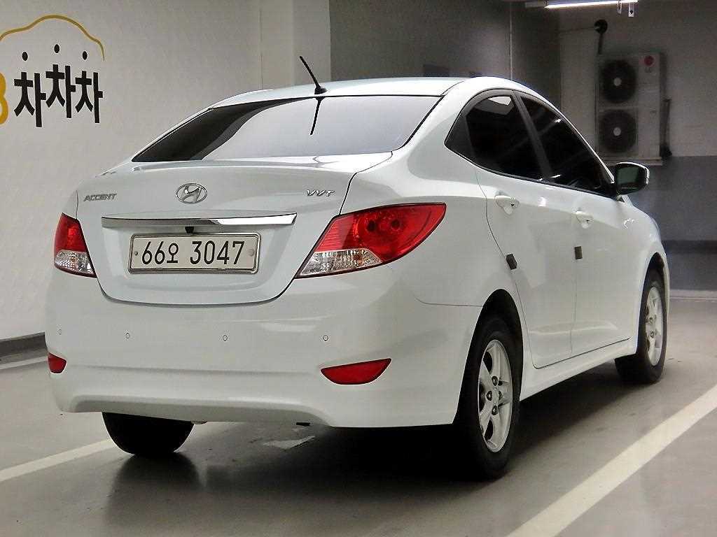 HYUNDAI Accent - Vista 4