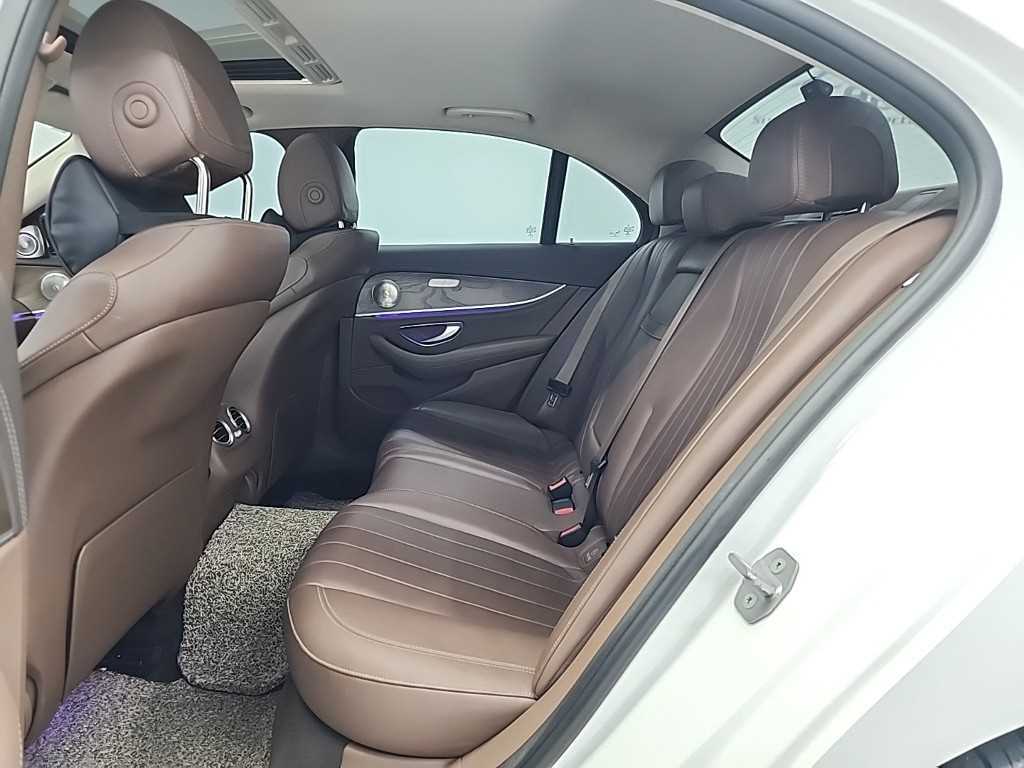 Mercedes Benz E class - Vista 12