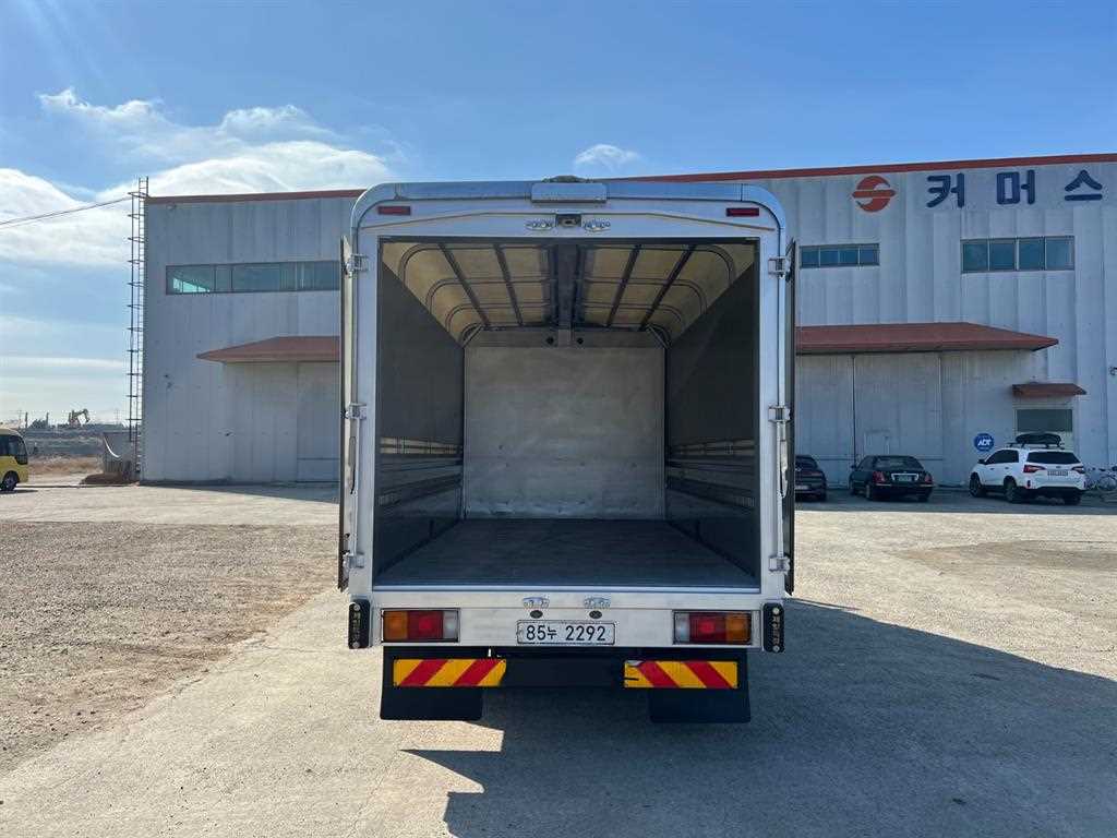 medium and large cargo truck - Vista 7