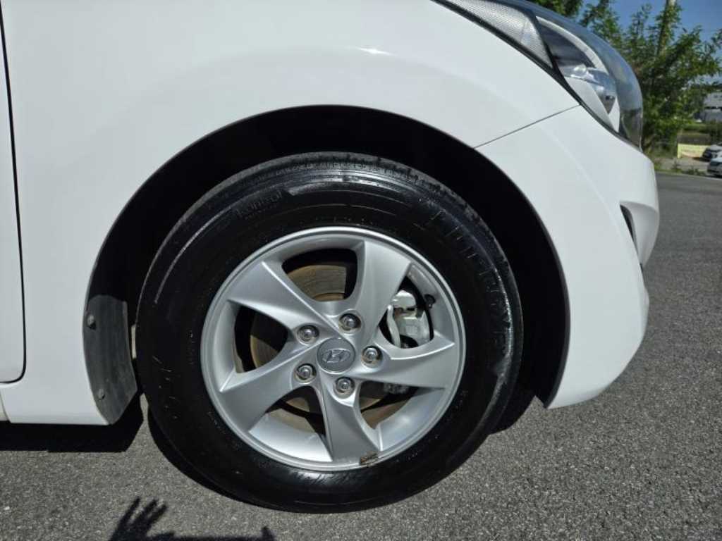 HYUNDAI Avante - Vista 5