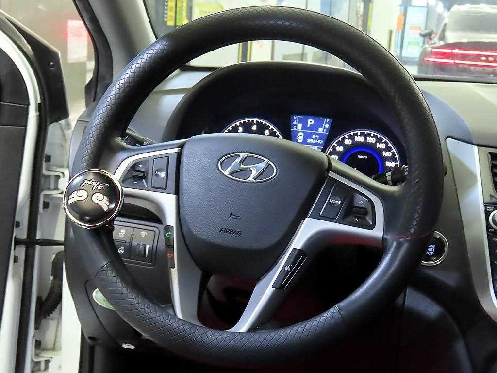 HYUNDAI Accent - Vista 8