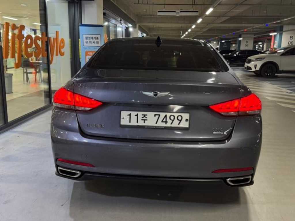 HYUNDAI Genesis - Vista 5
