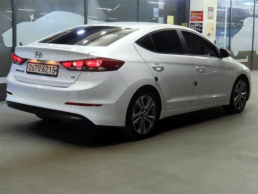 HYUNDAI Avante - Vista 4