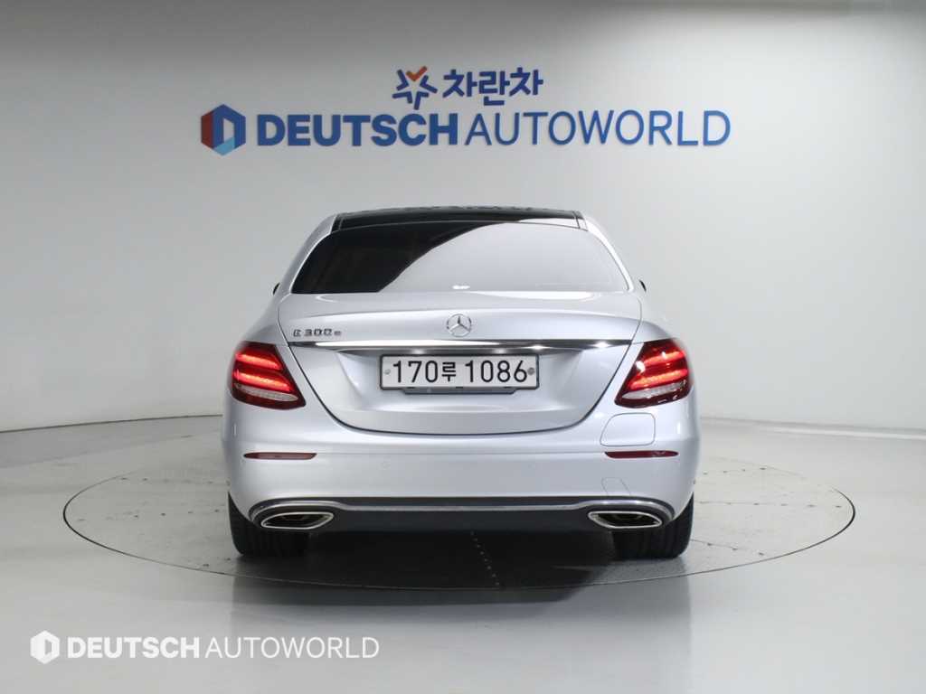 Mercedes Benz E class - Vista 5