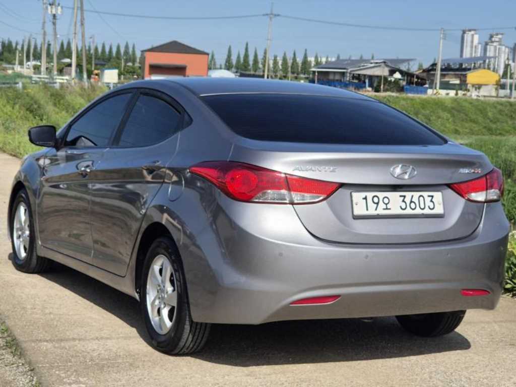 HYUNDAI Avante - Vista 5