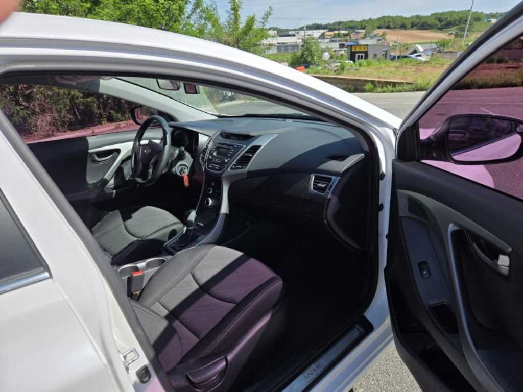 HYUNDAI Avante - Vista 10