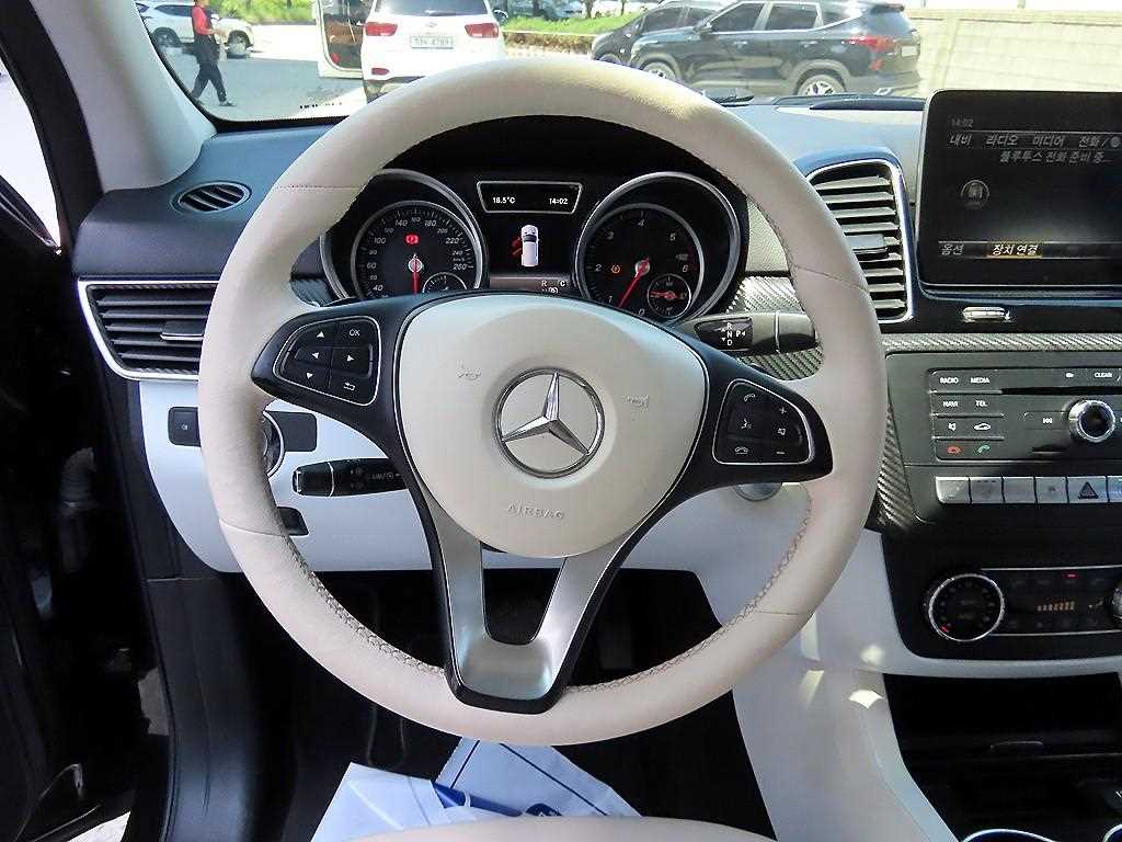 Mercedes Benz GLE Class - Vista 8