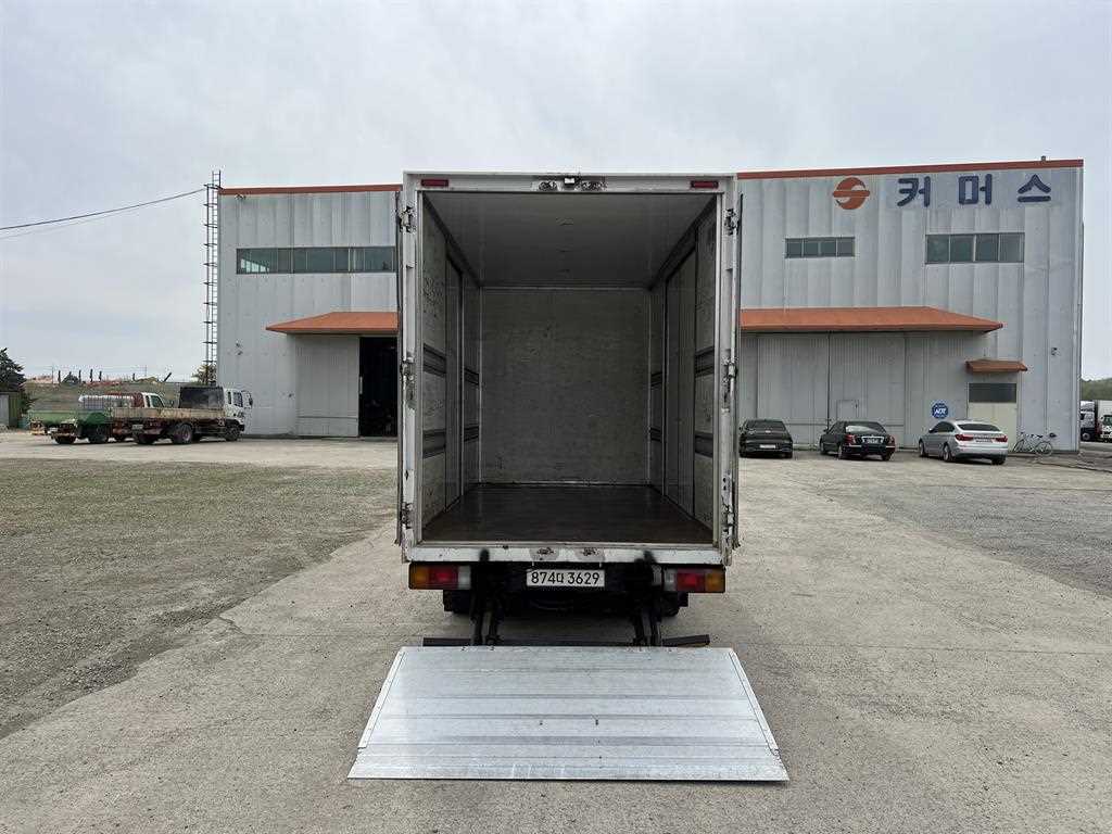 medium and large cargo truck - Vista 9