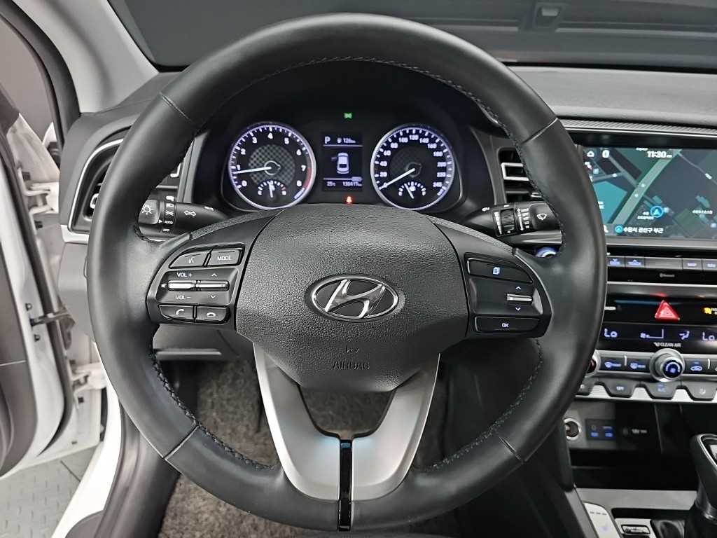 HYUNDAI Avante - Vista 9