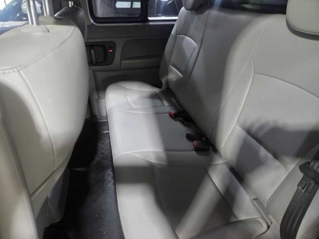 HYUNDAI Starex - Vista 2