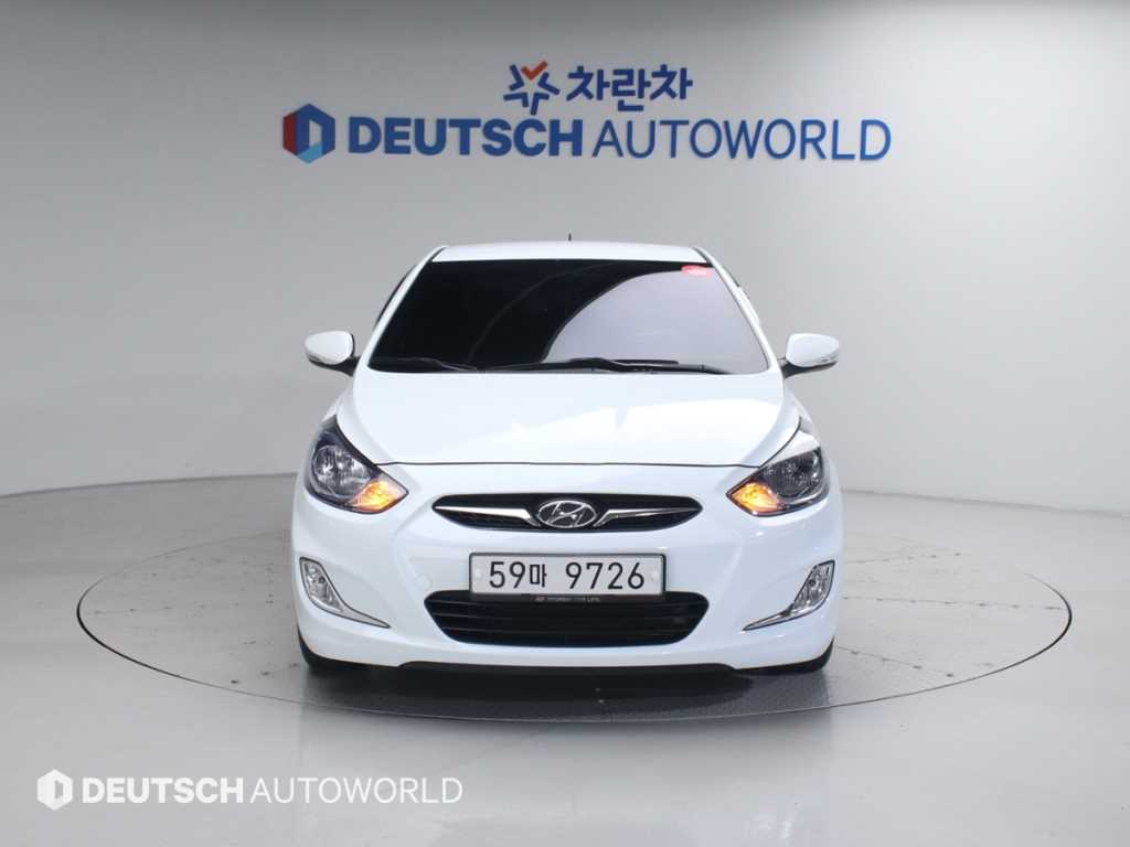 HYUNDAI Accent - Vista 3