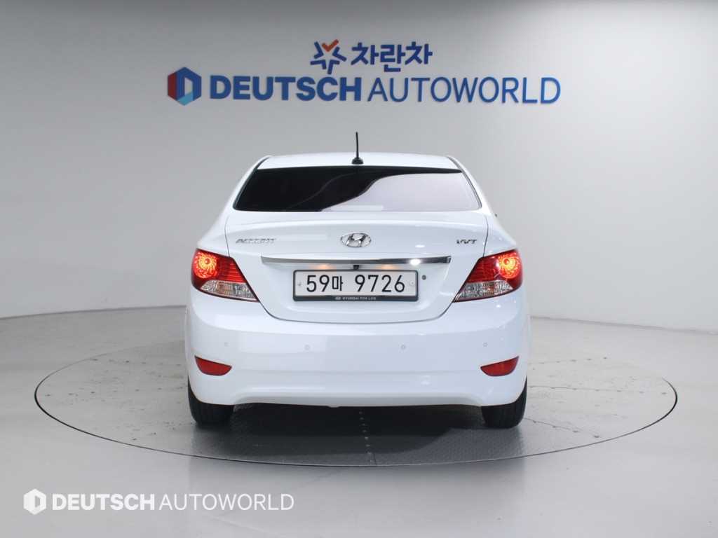 HYUNDAI Accent - Vista 4