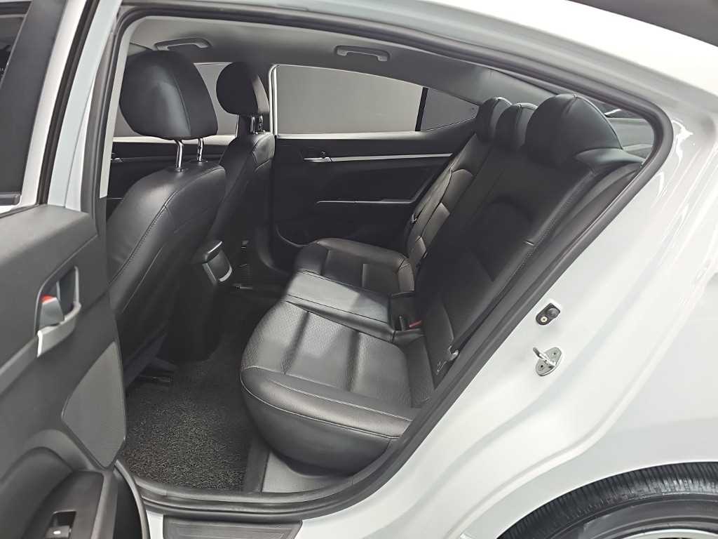HYUNDAI Avante - Vista 12