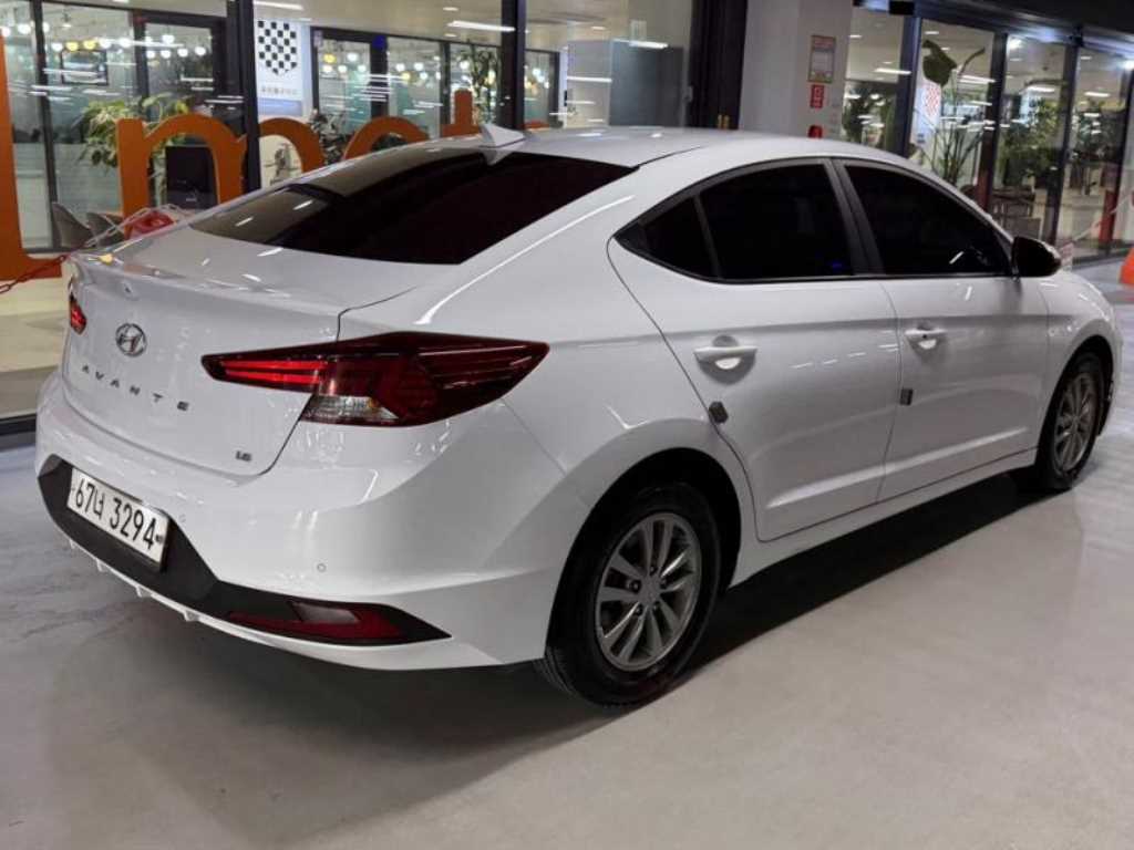 HYUNDAI Avante - Vista 4