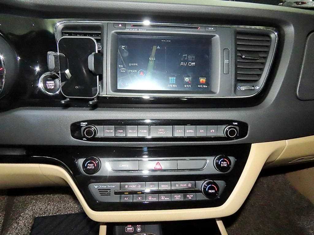 KIA Carnival - Vista 11
