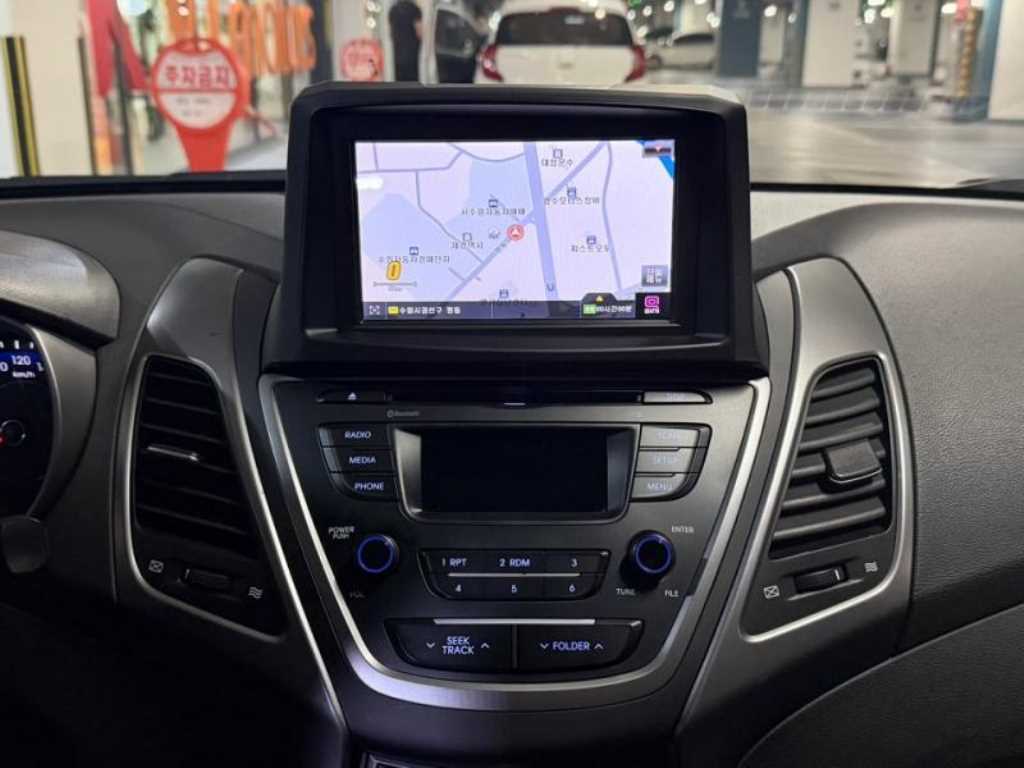 HYUNDAI Avante - Vista 9
