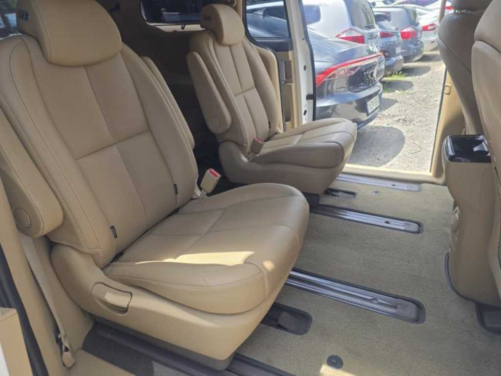 KIA Carnival - Vista 10