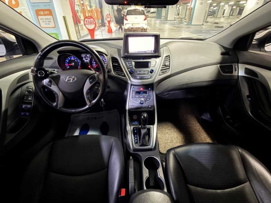 HYUNDAI Avante - Vista 5