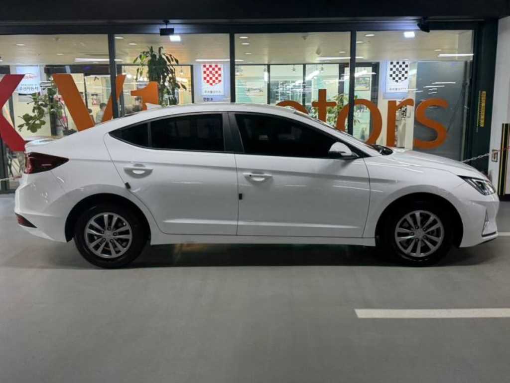 HYUNDAI Avante - Vista 3