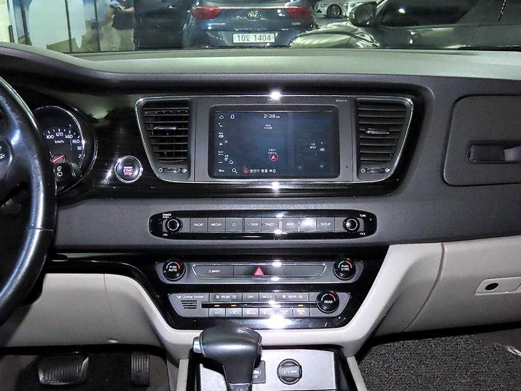 KIA Carnival - Vista 11