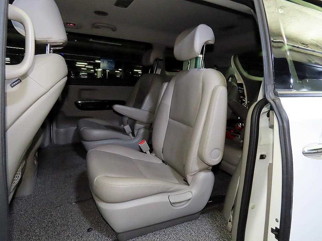 KIA Carnival - Vista 7