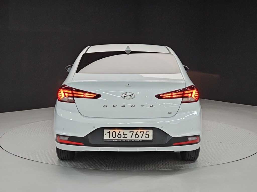 HYUNDAI Avante - Vista 3