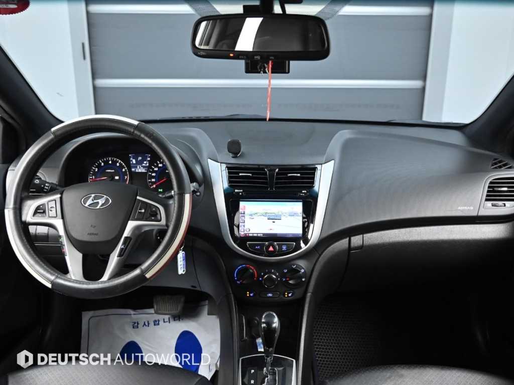HYUNDAI Accent - Vista 7