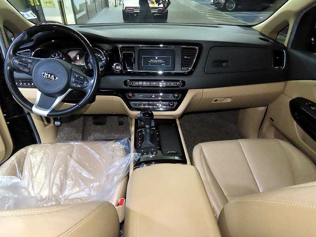 KIA Carnival - Vista 10