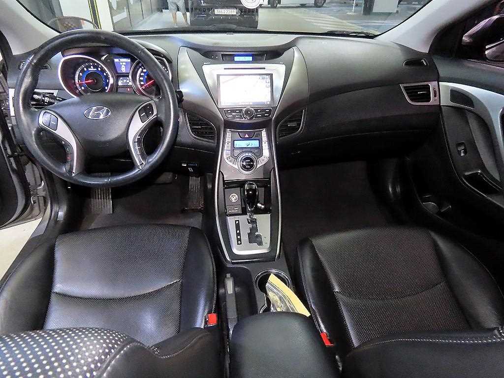 HYUNDAI Avante - Vista 10